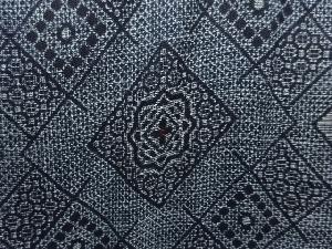 アンティーク　菱華紋織出し本場正藍泥染大島紬着物（割り込み絣）